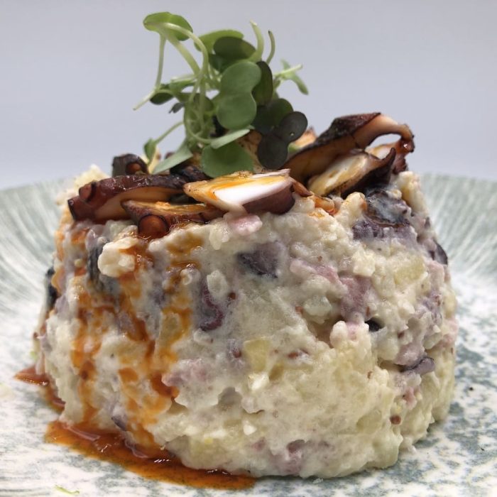 Timbal de ensaladilla de pulpo con huevo a baja temperatura y aceite de pimentón