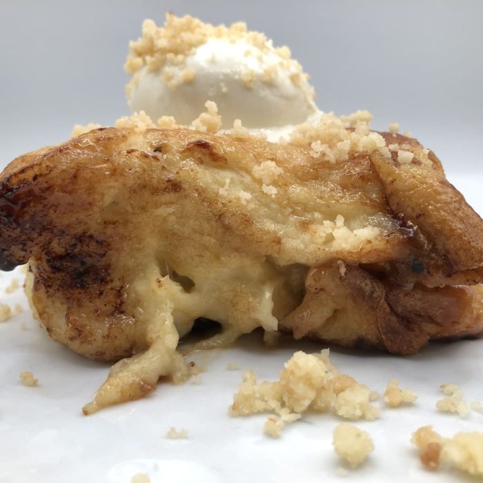 Torrija caramelizada con helado de Queso