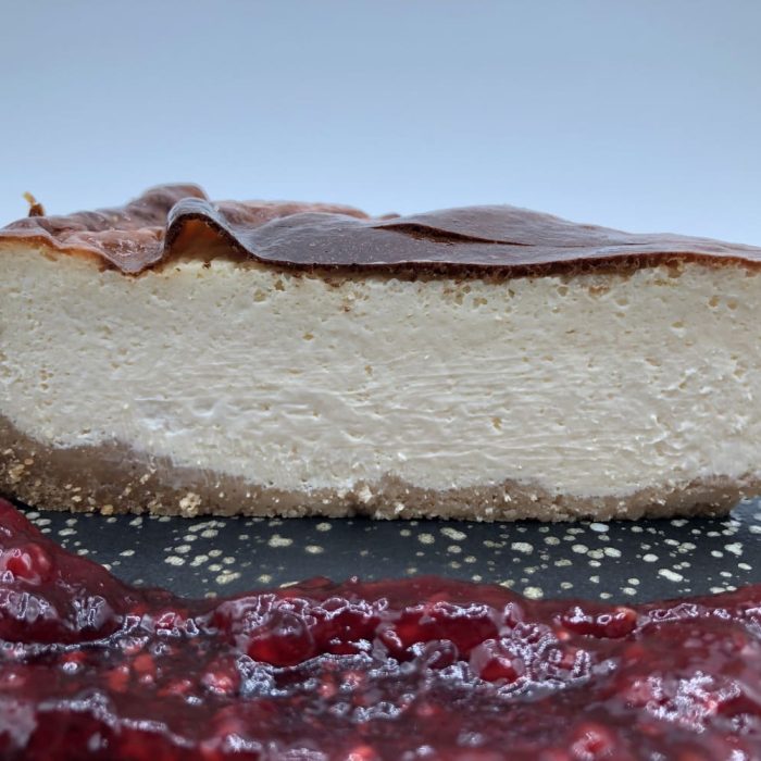 Tarta de queso horneada con mermelada de frambuesa