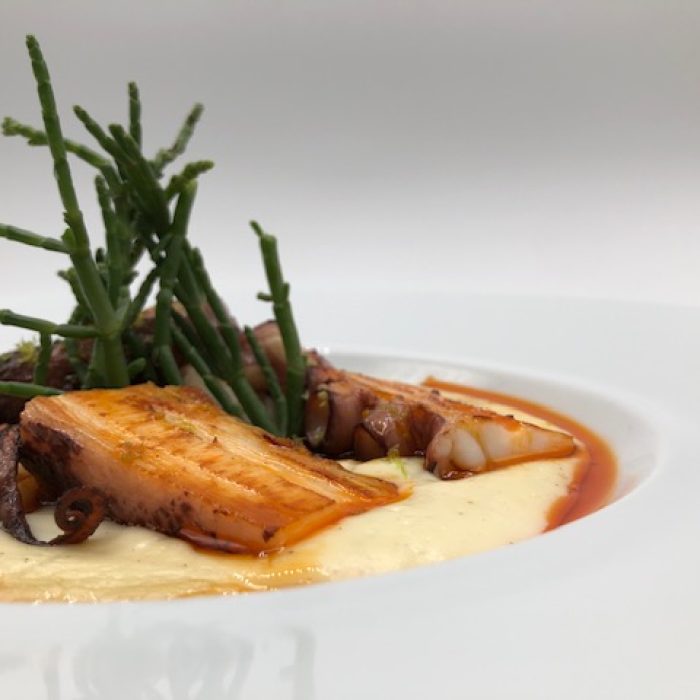 Pulpo a la brasa sobre parmentier, aceite de pimentón y ralladura de lima