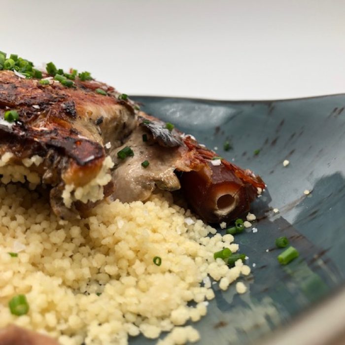 Pierna de cordero deshuesada a baja temperatura, cous cous con salsa de su jugo